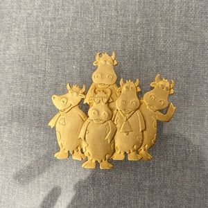 JJ COW pin. Gold tone. VG used condition.